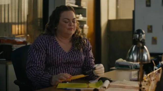 Haut à col en V de Liz Claiborne porté par Colleen Hatteras (Rebecca Field) comme on le voit dans Ballard (S01E09)