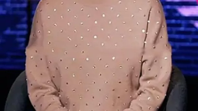 Beige Jumper worn by Reba McEntire in The Voice S26