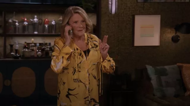 Blusa de seda con botones de pájaros pintados de Rosetta Getty usada por Sybil Schneiderman (Linda Lavin) como se ve en Mid-Century Modern (S01E05)