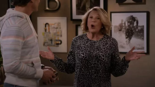 Túnica de confort con estampado animal ID Ideology usada por Sybil Schneiderman (Linda Lavin) como se ve en Mid-Century Modern (S01E05)