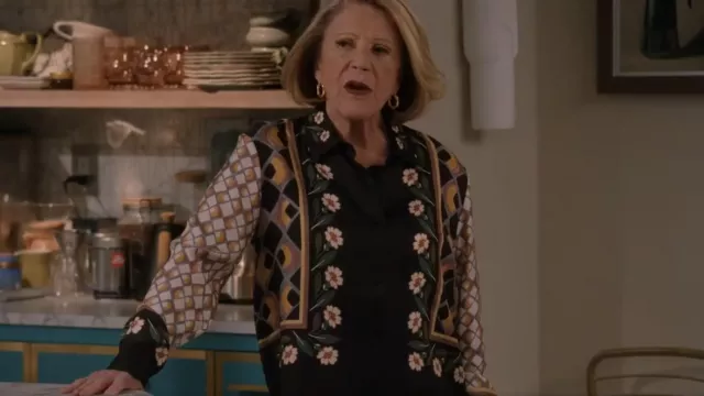 La DoubleJ Place Camisa de Seda con Botones y Botones usada por Sybil Schneiderman (Linda Lavin) como se ve en Mid-Century Modern (S01E06)