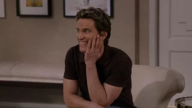 Polo Banana Republic Luxury-Touch porté par Jerry Frank (Matt Bomer) tel qu’on le voit dans Mid-Century Modern (S01E06)