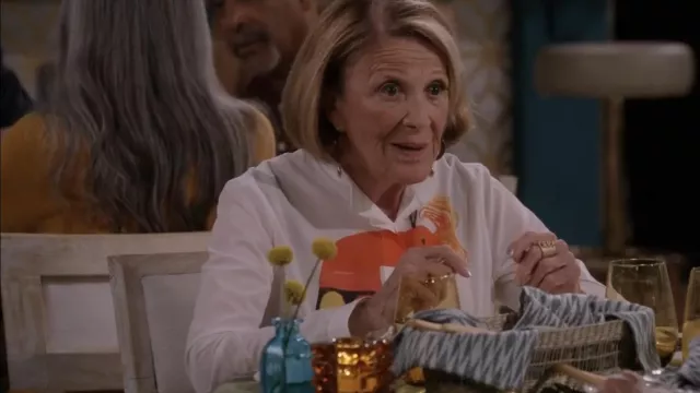 Blusa de crepé de seda Akris usada por Sybil Schneiderman (Linda Lavin) como se ve en Mid-Century Modern (S01E07)