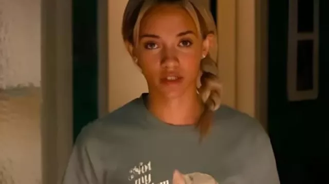 Amirah J High Potential S02 Cat Tee porté par Ava (Amirah J) comme on le voit dans High Potential (S02E01)