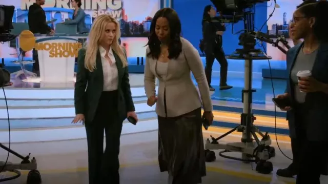 Chaqueta de cachemira con cuello en V de doble cara de Neiman Marcus usada por Mia Jordan (Karen Pittman) como se ve en The Morning Show (S04E02)