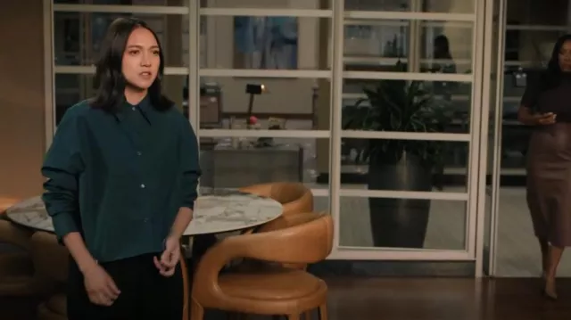 Camisa de algodón con botones TWP Little Big Joe usada por Remy (Rachel Marsh) como se ve en The Morning Show (S04E02)