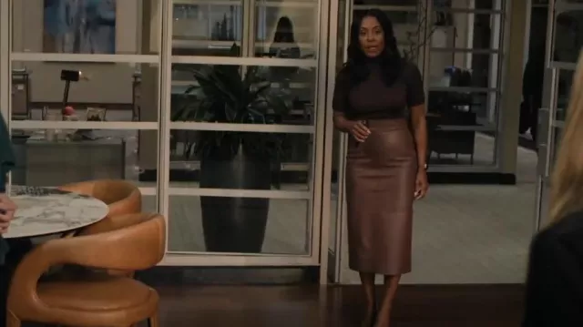 Lafayette 148 New York Falda lápiz midi de cuero con paneles usada por Mia Jordan (Karen Pittman) como se ve en The Morning Show (S04E02)