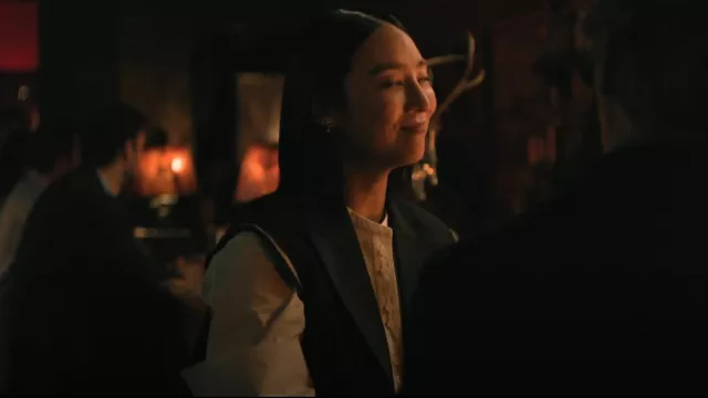 Chaleco Sacai Grain-Trimmed Grain de Poudre y Shell usado por Stella Bak (Greta Lee) como se ve en The Morning Show (S04E02)