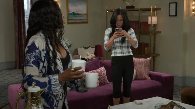 Suéter Bouclé a cuadros de Vince usado por Caroline Lee (Ellie Wang) como se ve en Beyond the Gates (S01E127)