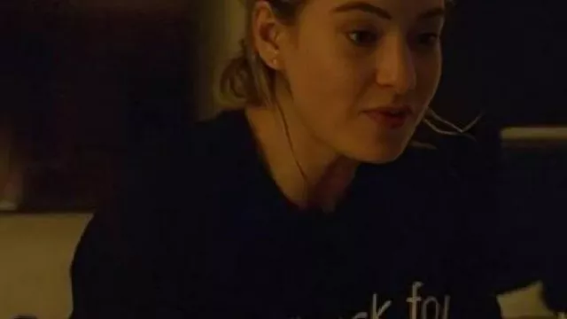 Swiped « don’t ask for my number find me on Tinder » T-shirt noir porté par Whitney (Lily James) comme on le voit dans Swiped