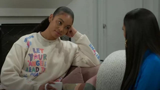 El grupo de Mayfair Angels All Around You Crewneck usado por Chelsea Hamilton (RhonniRose Mantilla) como se ve en Beyond the Gates (S01E127)