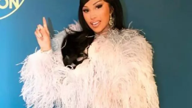 Manteau en plumes bleues The Tonight Show porté par Cardi B comme on le voit dans The Tonight Show