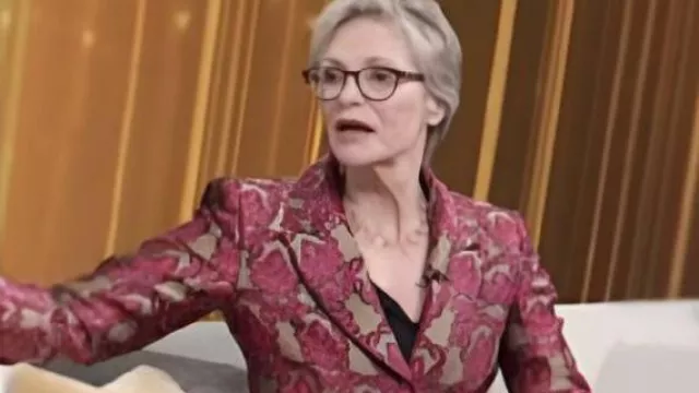 Blazer de jacquard rosa de Access Daily usado por Jane Lynch como se ve en Access Hollyood Live