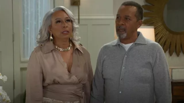 Collar escultural acanalado de Robert Lee Morris usado por Dani Dupree (Karla Cheatham Mosley) como se ve en Beyond the Gates (S01E129)