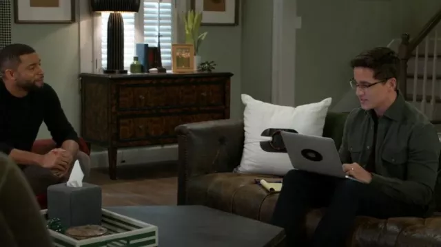 Camisa de Reiss Burley usada por Bradley 'Smitty' Smith (Mike C. Manning) como se ve en Beyond the Gates (S01E133)