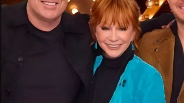 Abrigo azul con flecos The Voice S28 (Reba McEntire) como se ve en The Voice (S28)