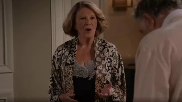 Camisa Natori Enchant usada por Sybil Schneiderman (Linda Lavin) como se ve en Mid-Century Modern (S01E08)