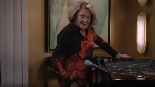 Alice + Olivia Brady Chemise boutonnée portée par Sybil Schneiderman (Linda Lavin) comme on le voit dans Mid-Century Modern (S01E08)