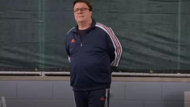 Adidas House of Tiro Nations Pack Veste de survêtement portée par Bunny Schneiderman (Nathan Lane) comme on le voit dans Mid-Century Modern (S01E08)