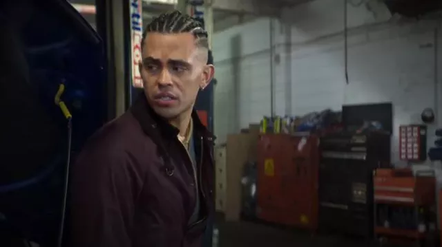 Veste de cire pour hommes Barbour Transport portée par Ashley « Ash » Dennings (Aaron Heffernan) comme on le voit dans Brassic (S07E01)