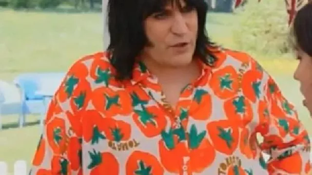 Great British Bake Off S16 Noel Fielding Camiseta de tomate de Noel Fielding en The Great British Bake Off