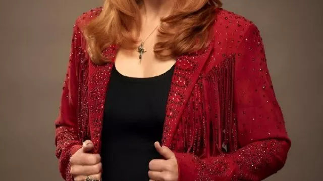 Veste ornée de franges rouges portée par Reba McEntire dans The Voice S28