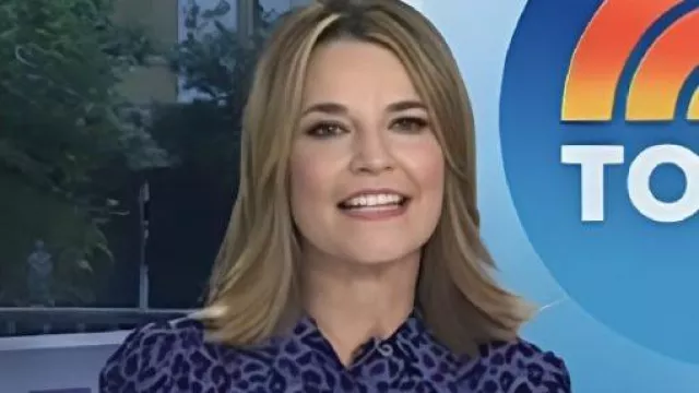 La chemise léopard violet du Today Show portée par Savannah Guthrie comme on le voit dans Today