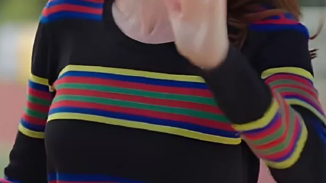 Pull noir rayé arc-en-ciel porté par Gwen Sanders (Stephanie Koenig) en professeur d’anglais