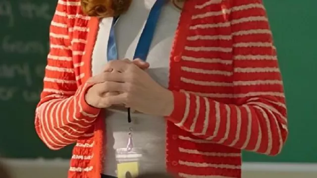 Cardigan à rayures rouges porté par Gwen Sanders (Stephanie Koenig) en anglais