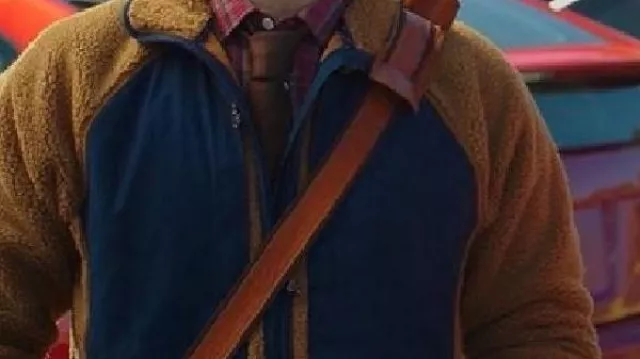 Chaqueta de pelo marrón usada por Evan Márquez (Brian Jordan Álvarez) en Profesor de inglés