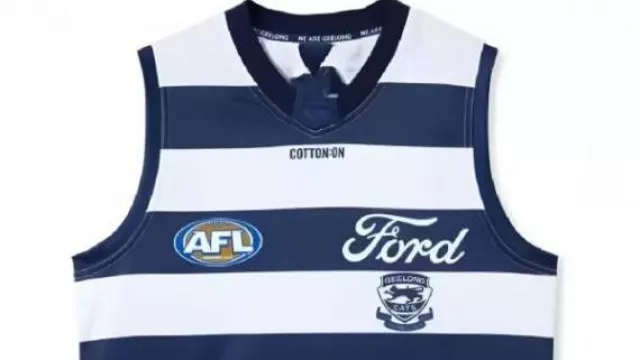 Geelong Cats FC AFL Cotton Jersey worn by Snoop Dogg in Snoop Dogg is coming to the AFL Grand Final | ABC NEWS