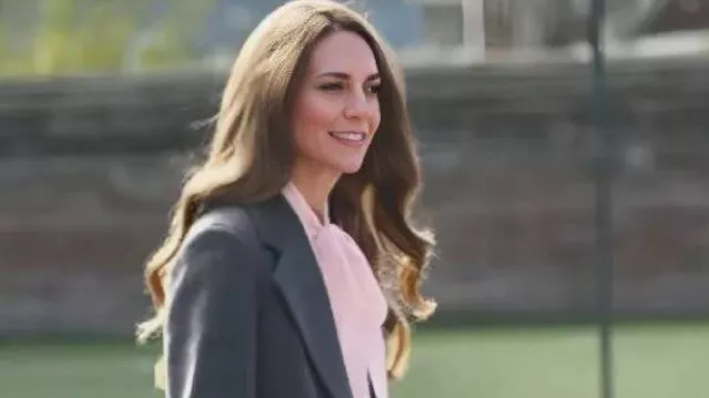 El abrigo largo de la escuela primaria Churchtown usado por Kate Middleton en Prince & Princess of Wales muestra apoyo emocional mientras visitan la comunidad de Southport