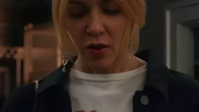 Camiseta High Potential Cherry Auto Club usada por Morgan Gillory (Kaitlin Olson) como se ve en High Potential (S02E03)