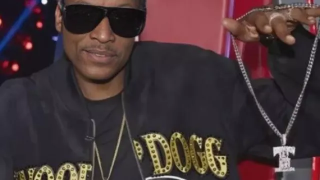 Veste noire de The Voice portée par (Snoop Dogg) comme on le voit dans The Voice (S28)
