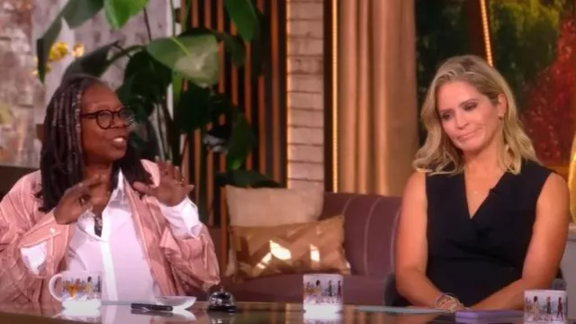 Gilet cache-manches Theory porté par Sara Haines comme on le voit dans The View le 25 septembre 2025