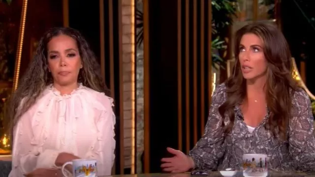 Blusa Zimmermann Frill Billow usada por Sunny Hostin como se ve en The View el 25 de septiembre de 2025