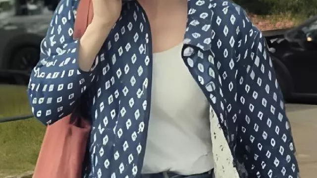 Veste matelassée imprimée bleue portée par Marion (Sara Giraudeau) dans French Lover