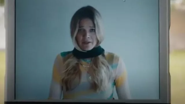 Haut en maille à col roulé imprimé Afrm Zadie en rayure arc-en-ciel porté par Morgan Gillory (Kaitlin Olson) comme on le voit dans High Potential (S02E02)