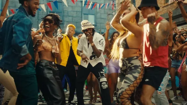 Pantalon de survêtement baggy Prada Black Signals porté par 2 Chainz en Yung Bleu, Chris Brown, 2 Chainz - Baddest (Vidéo Officielle)