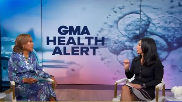 Robe-chemise portefeuille en satin martelé Tahari portée par Robin Roberts comme on le voit dans Good Morning America le 29 septembre 2025