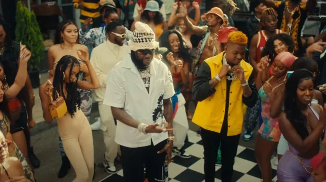 Chemise Prada à fleurs blanche et noire portée par 2 Chainz en Yung Bleu, Chris Brown, 2 Chainz - Baddest (Vidéo Officielle)