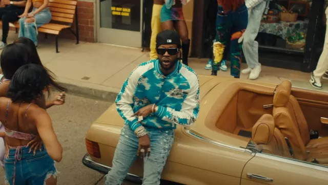 Blouson aviateur hawaïen bleu Amiri porté par 2 Chainz en Yung Bleu, Chris Brown, 2 Chainz - Baddest (Vidéo Officielle)