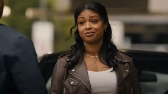 Veste Lamarque Ciara portée par Daphne Forrester (Javicia Leslie) comme on le voit dans High Potential (S02E02)