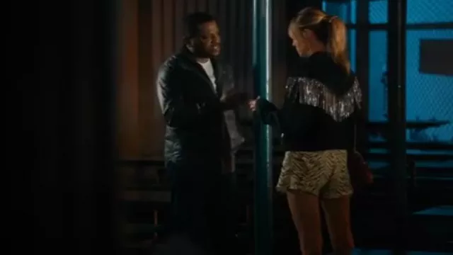 Sac Clare V Flore en Tan Tissé porté par Morgan Gillory (Kaitlin Olson) comme on le voit dans High Potential (S02E02)