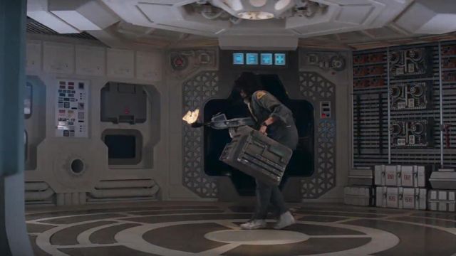 Les chaussures Converse All Star blanches de Ripley (Sigourney Weaver) dans Alien, le huitième passager