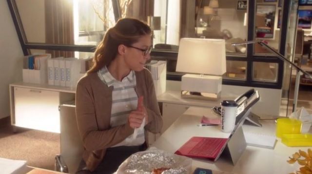 La lampe de table Kathy Kuo de Kara Danvers / Supergirl (Melissa Benoist) dans Supergirl