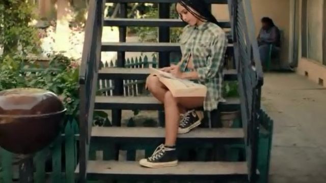 nakia porte une converse