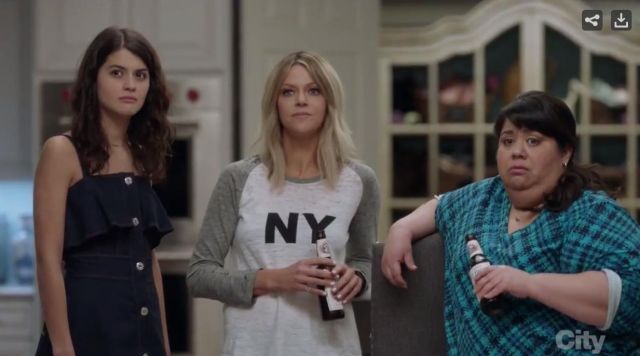 Le T-shirt manches longues NY de Mac­ken­zie Mur­phy (Kait­lin Olson) dans The Mick S01E12