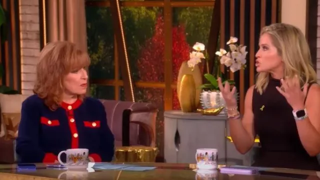 Cárdigan de cachemira con ribete de contraste de C by Bloomingdale's usado por Joy Behar como se ve en The View el 26 de septiembre de 2025