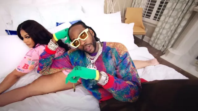 Louis Vuitton Vert RGB Gants portés par 2 Chainz en 2 Chainz - Quarantaine Thick ft. Latto